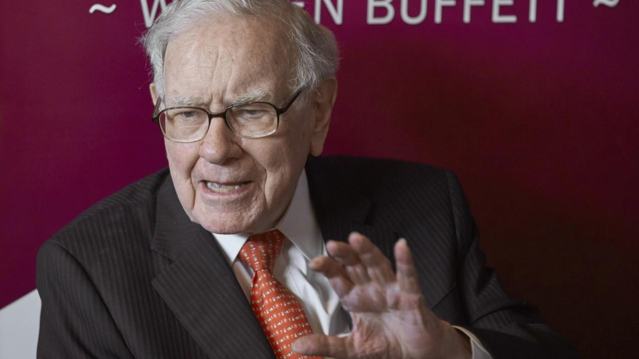 Warren Buffett sheds big stakes in banks and goes for the gold