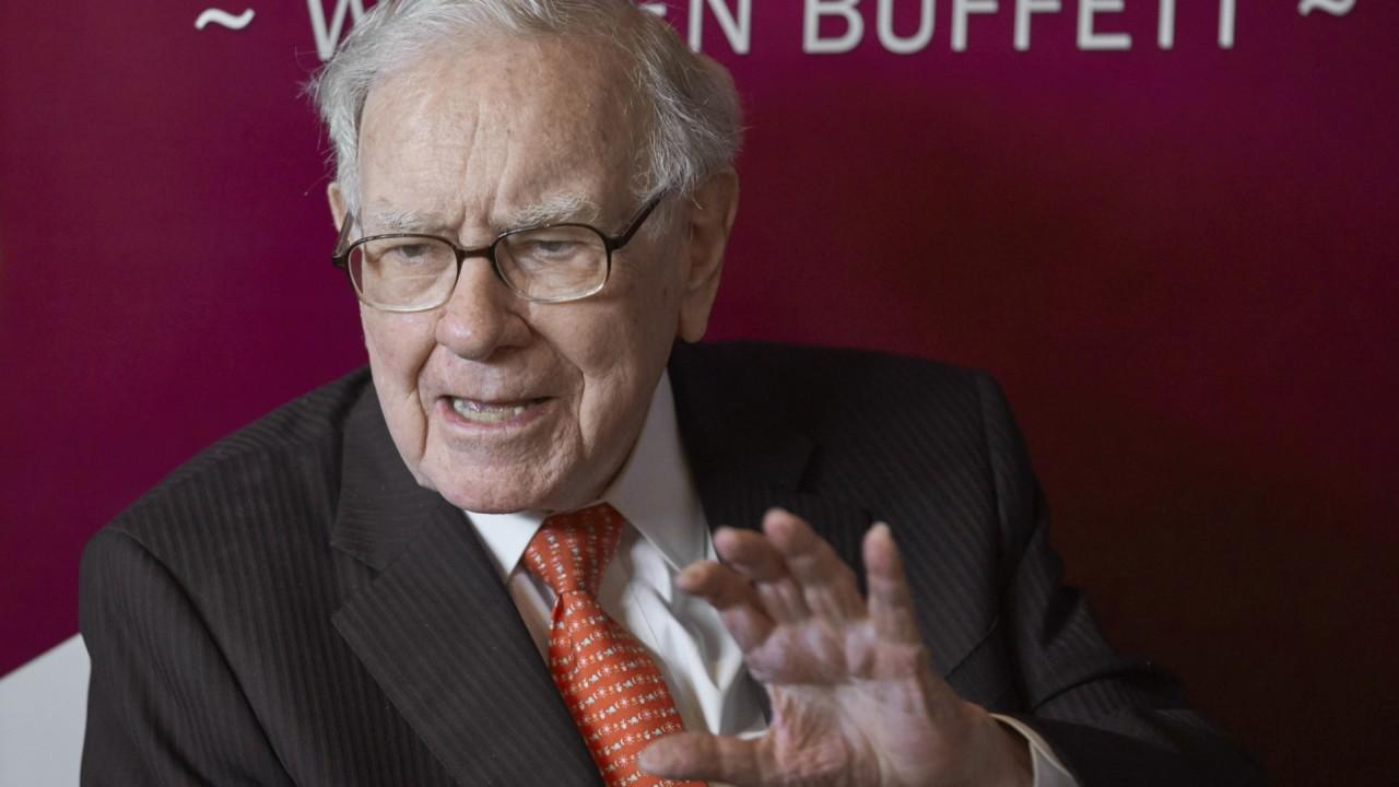 warren buffett sheds big stakes in banks and goes for the gold