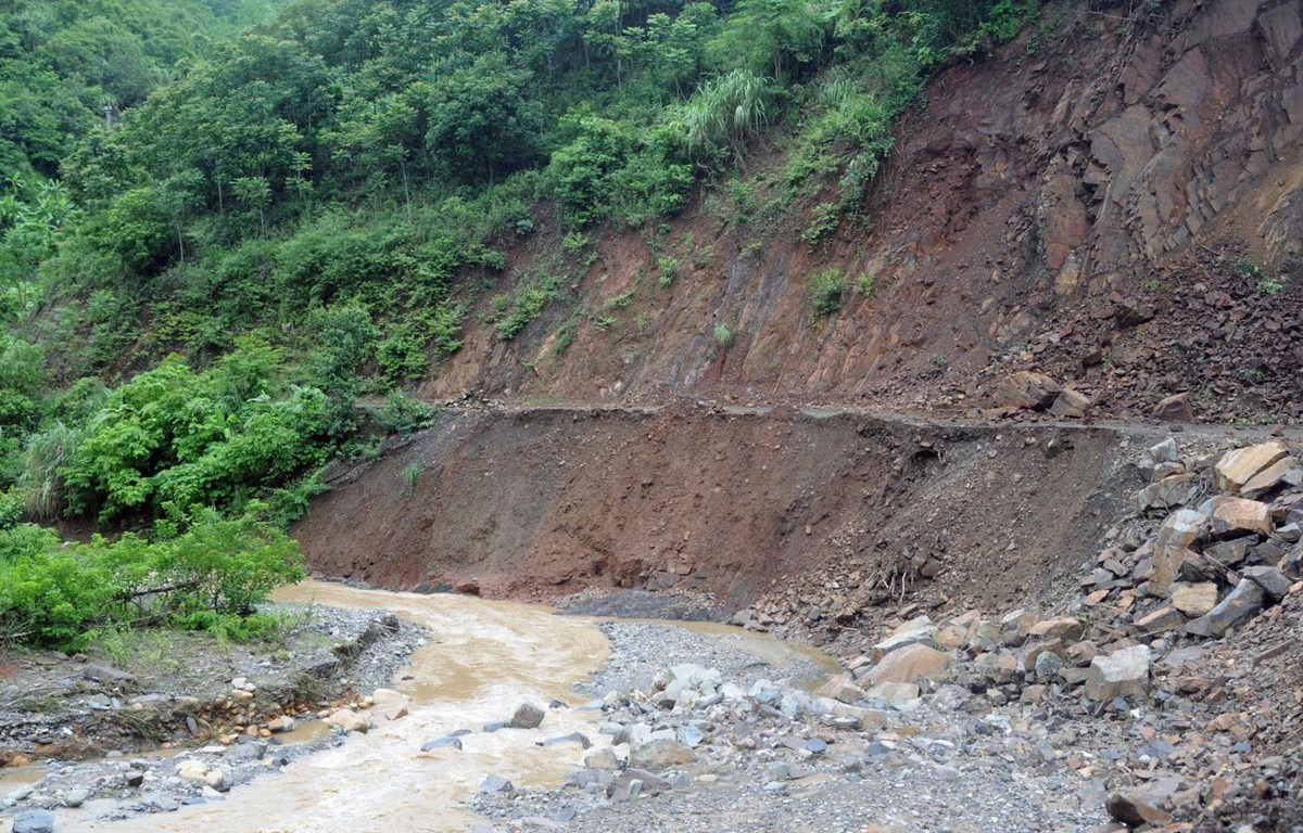 vietnams extreme weather killing floods as heavy rains pound mountainous province