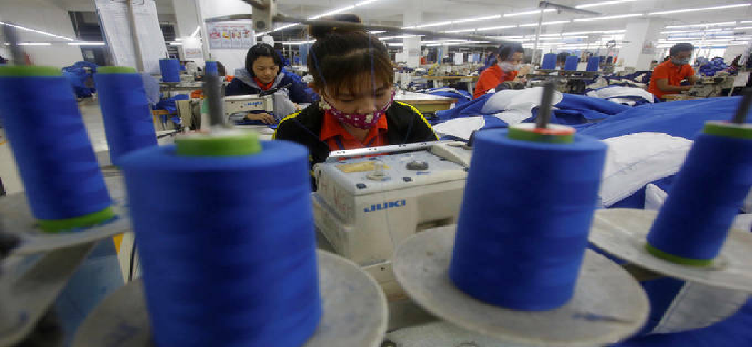 vietnams trade surplus reaches usd 10 billion