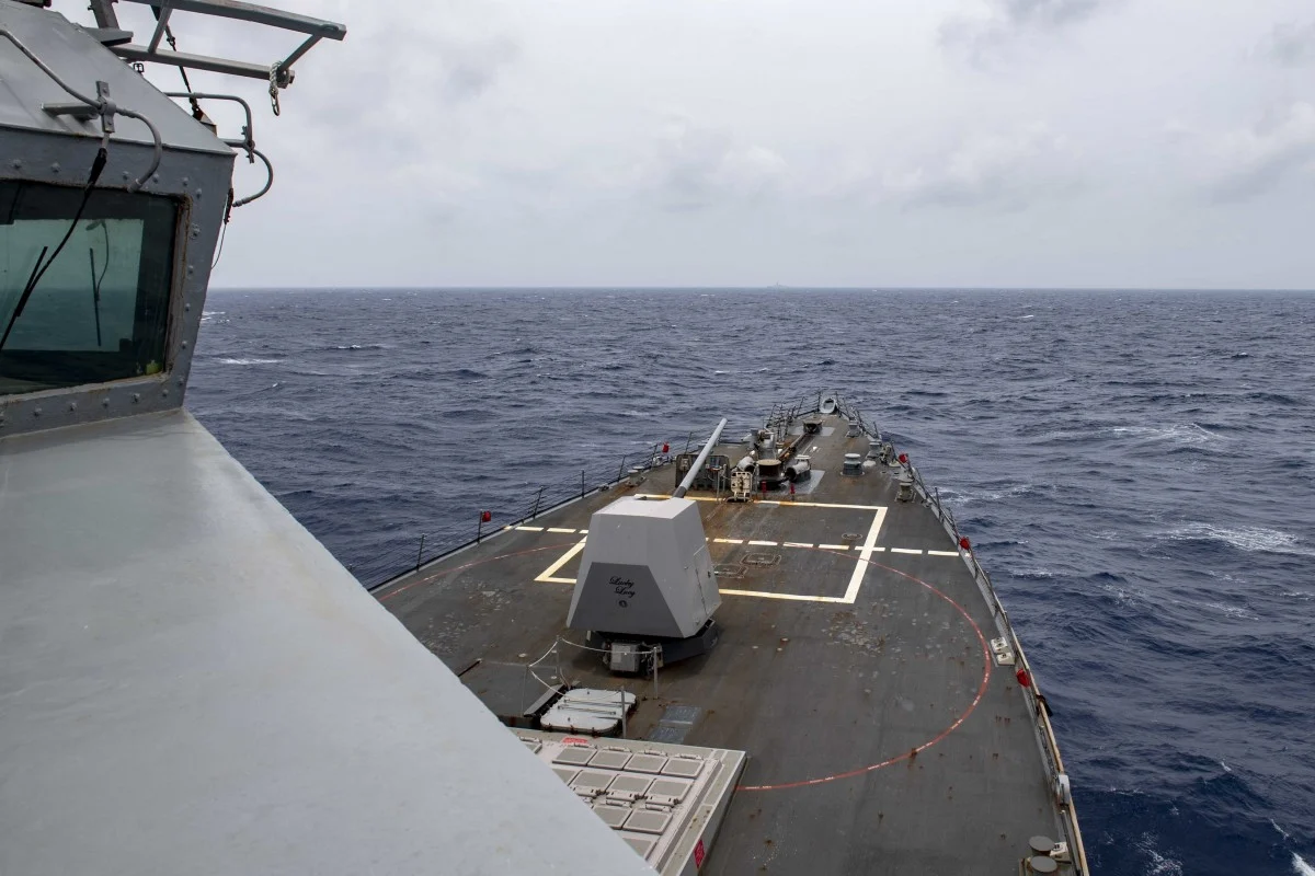 China haughtily warns off trespassing US warship in Bien Dong Sea