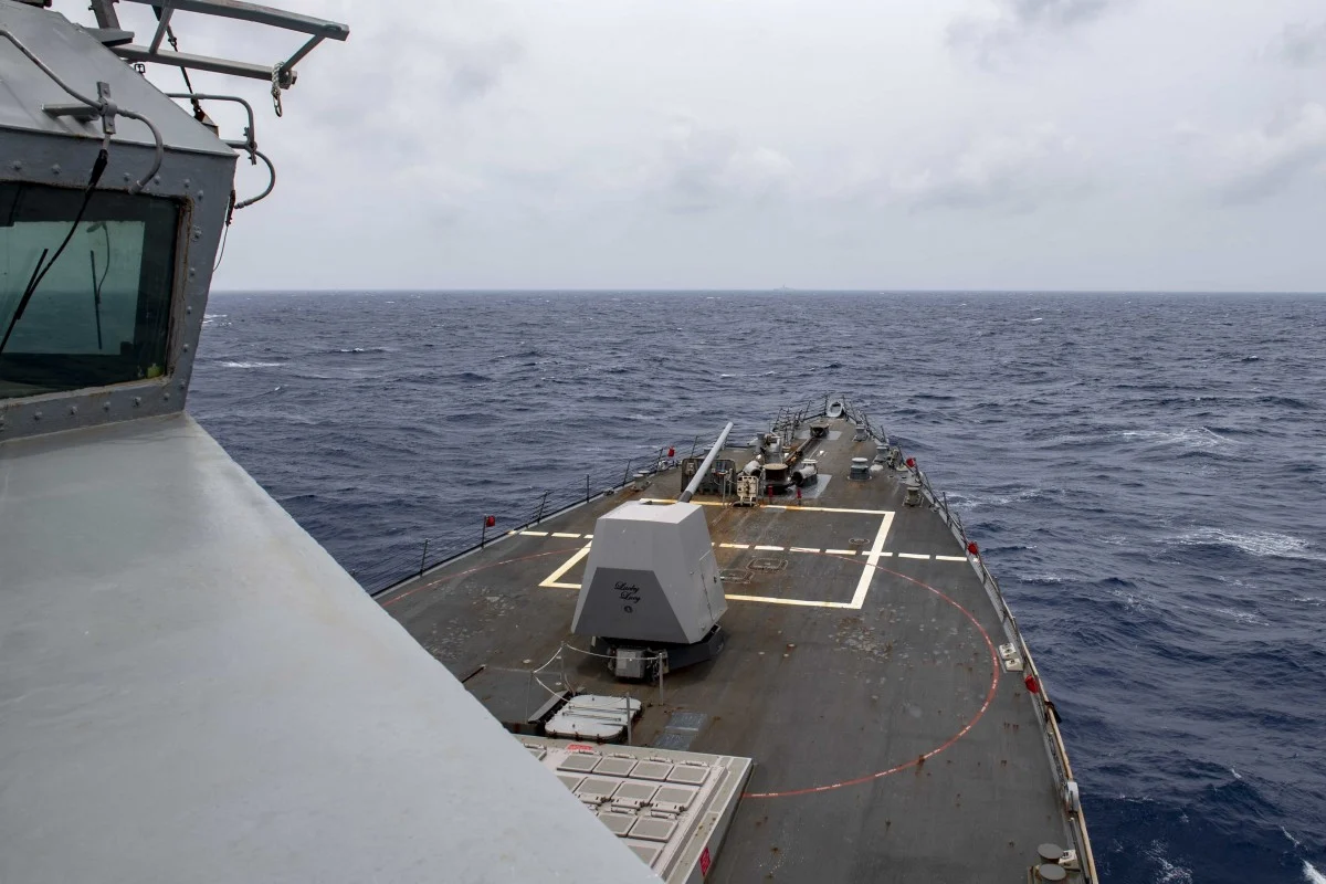 china haughtily warns off trespassing us warship in bien dong sea