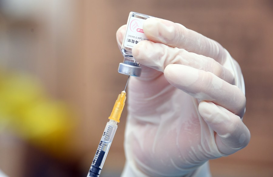 A medical worker prepares to administer a dose of COVID-19 vaccine at a temporary vaccination site in Haidian district of Beijing, capital of China, May 20, 2021. [Photo/Xinhua]