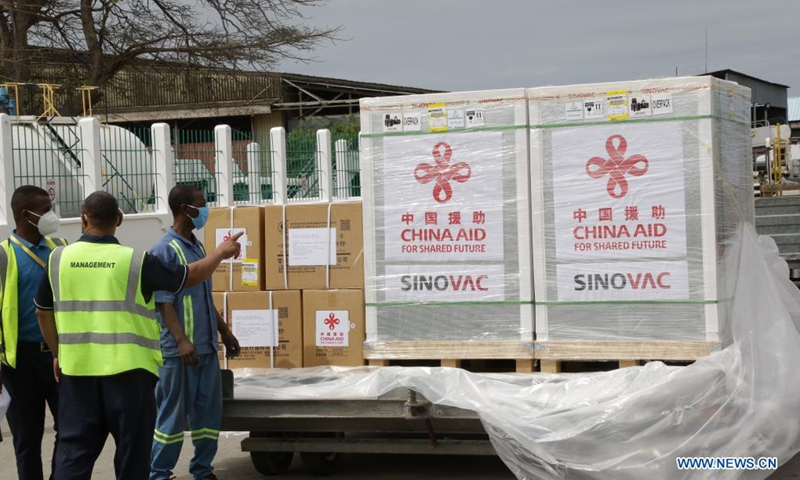 Workers prepare to transfer China-donated COVID-19 vaccines at the Abeid Amani Karume International Airport in Zanzibar, Tanzania, on July 31, 2021. Tanzania's Zanzibar on Saturday received a batch of Sinovac COVID-19 vaccines and syringes donated by China.(Photo: Xinhua)