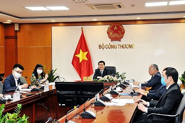 Minister of Industry and Trade Nguyen Hong Dien holds a video teleconference with Party Secretary of Guangxi Zhuang Autonomous Region Lu Xinshe earlier this week. (Photo: moit.gov.vn)