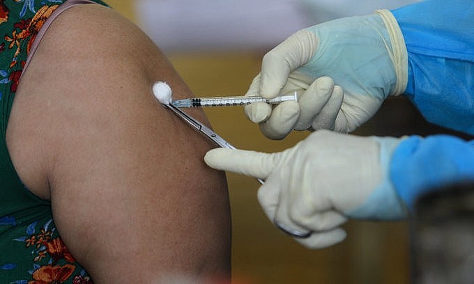 A medical staff vaccinates a person in Ho Chi Minh City on August 15, 2021. Photo by VnExpress/Thanh Nguyen