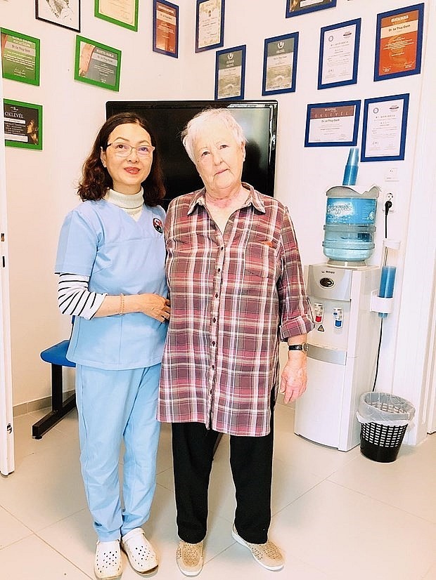 Dr. Oanh and a female patient with breast cancer treated with the catgut embedding method since 1990 (Photo courtesy of Dr. Le Thuy Oanh)