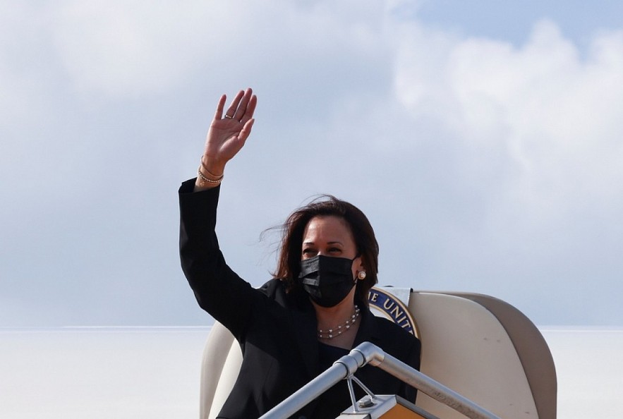 VP Kamala Harris waives her hand before boarding Air Force Two to leave Vietnam. (Photo: Reuters).