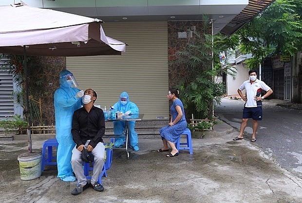 Taking samples for COVID-19 testing in Hanoi's Hoang Mai district (Photo: VNA) 