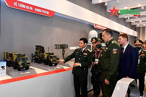 The two defense leaders visit the weaponry and military equipment exhibition area held in the framework of the Army Games in Vietnam.