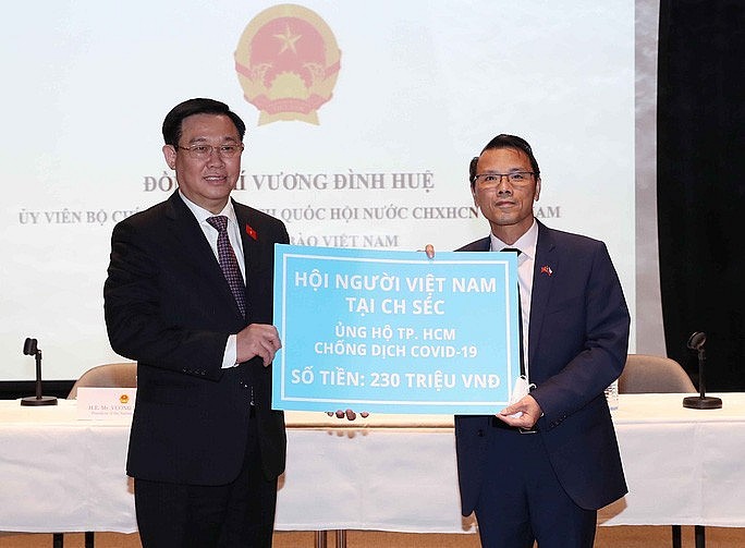 Top legislator holds “special meeting” with Overseas Vietnamese