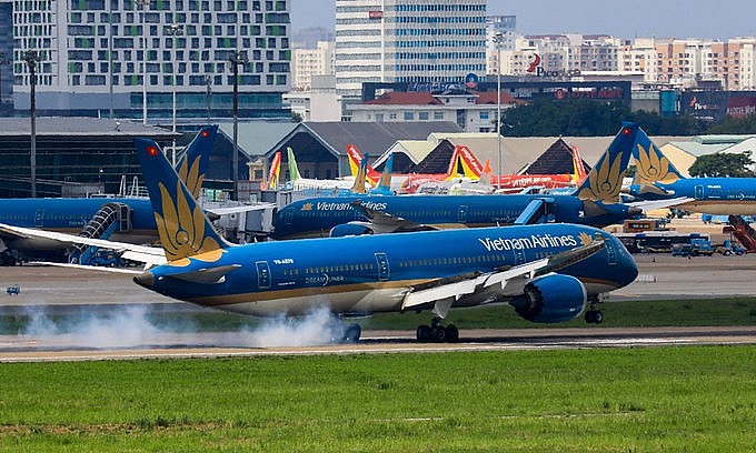 A Vietnam Airlines aircraft lands at Tan Son Nhat International Airport in Ho Chi Minh City, June 15, 2020. Photo by VnExpress/Quynh Tran