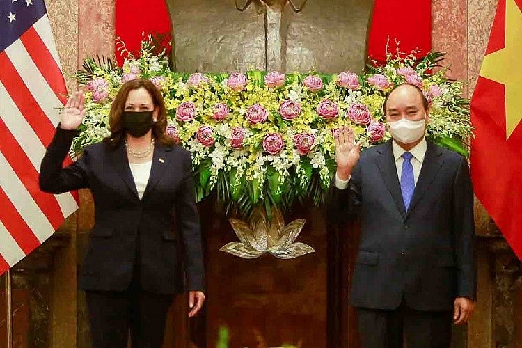 U.S. Vice President Kamala Harris (L) meets wit Vietnam's President Nguyen Xuan Phuc in Hanoi, August 25, 2021. Photo by The World and Vietnam Report