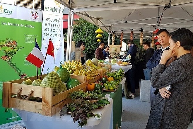 A booth showing farm produce from Vietnam at the Rungis International Market in Paris in 2018. (Photo: VNA)