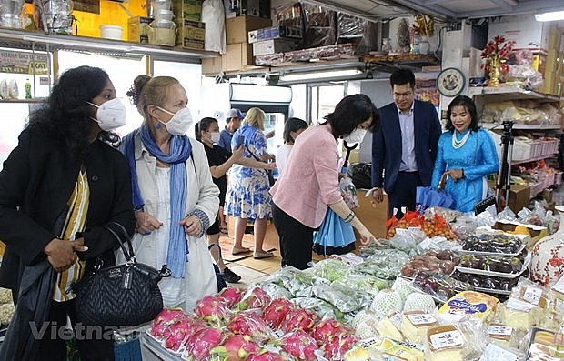 Visitors at a stall at the SAPA shopping centre in Prague, Czech (Photo: VNA)