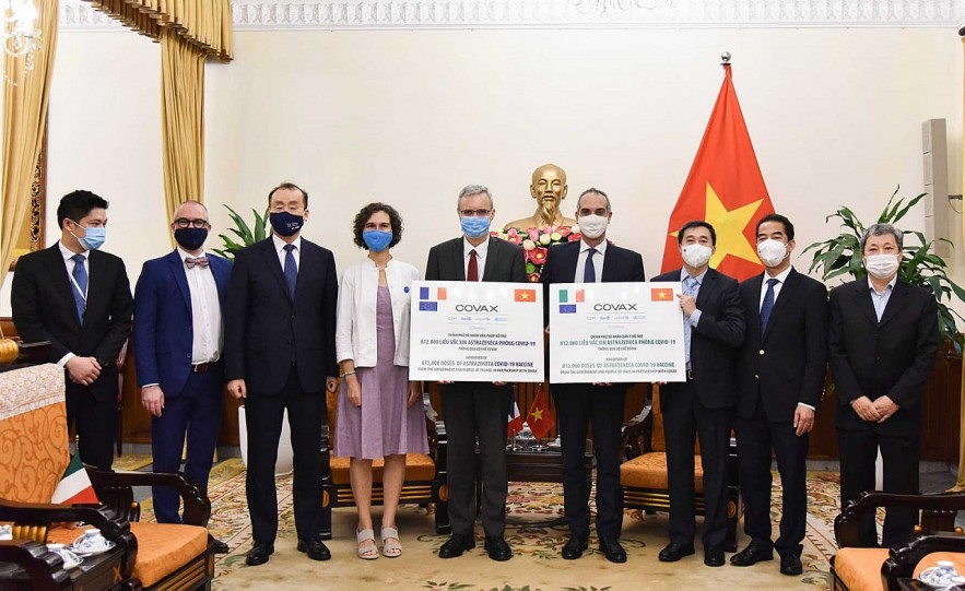 A handover ceremony of 1,484,060 doses of AstraZeneca COVID-19 vaccines donated by France and Italy takes place at the headquarters of the Ministry of Foreign Affairs, Ha Noi, September 14, 2021.