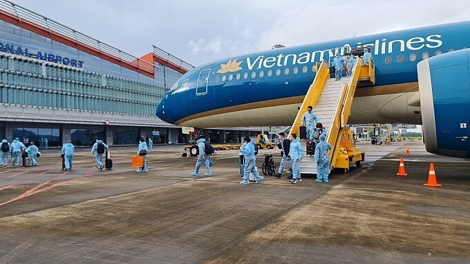 Passengers get off a flight from France at Van Don Airport in Quang Ninh Province, September 23, 2021. Photo by VnExpress