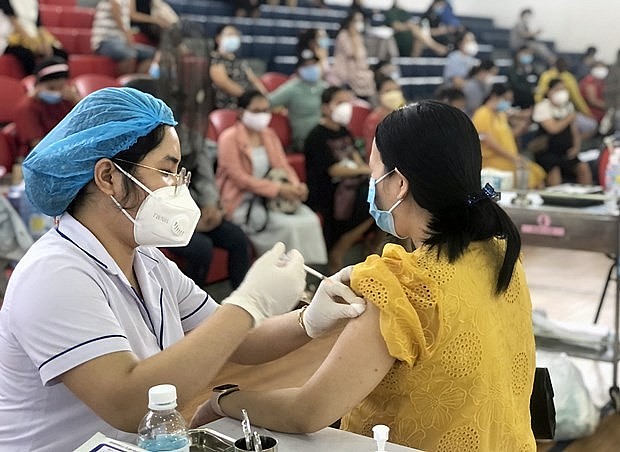 A pregnant woman gets vaccinated against COVID-19 in Quy Nhon city of Binh Dinh province (Photo: VNA)