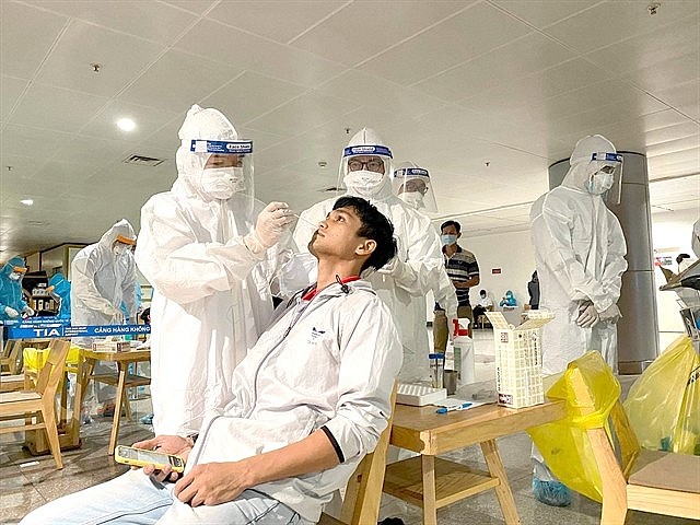 Medical workers take samples for COVID-19 tests for workers of the Tân Sơn Nhất International Airport. In the transportation sector, the airline industry was most affected during the pandemic. — VNA