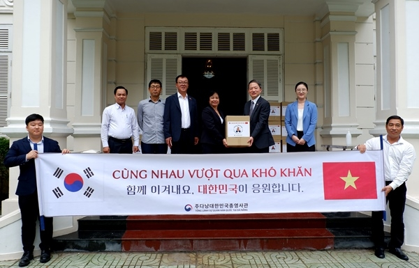 RoK presents gifts to Da Nang in COVID-19 combat