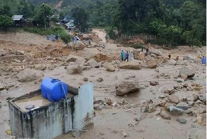 19 dead dozens missing after landslides in central vietnam