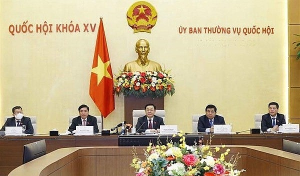 National Assembly Chairman Vuong Dinh Hue (middle) chairs the meeting (Photo: VNA)