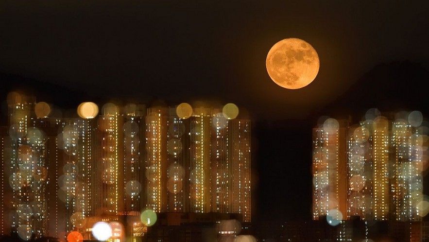 At Hung Hom, the rising of full moon could be found every month thanks to its facing the east. © Kim-pan Dennis Wong/TNC Photo Contest 2021