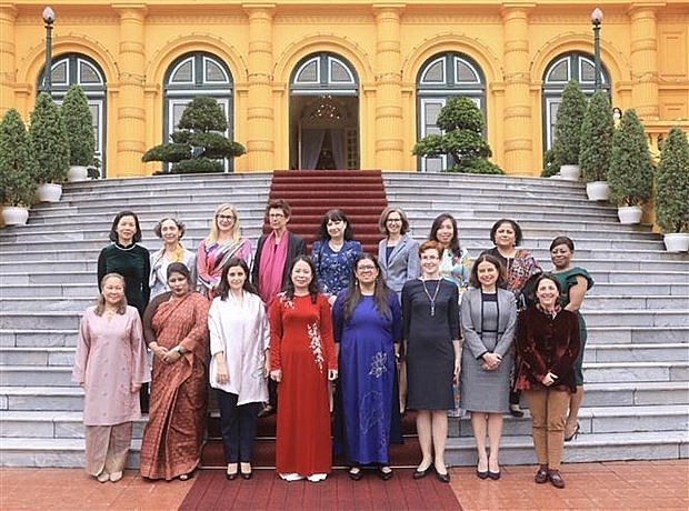 Vice President Vo Thi Anh Xuan and the female ambassadors and chargés d' affaires pose for a group photo (Photo: VNA)