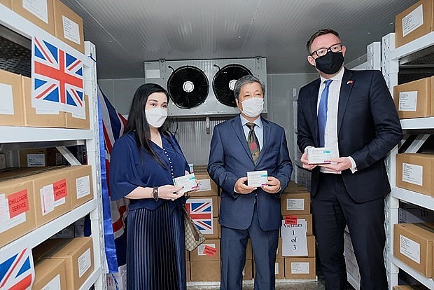 415,000 doses of AstraZeneca COVID-19 vaccine donated by the UK Government arrive at the storage of the National Institute Of Hygiene And Epidemiology. (Photo: VNA)