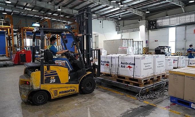 A batch of 300,000 AstraZeneca Covid-19 vaccine doses gifted by Australia arrives in Hanoi, September 30, 2021. Photo by the Australian Embassy in Vietnam