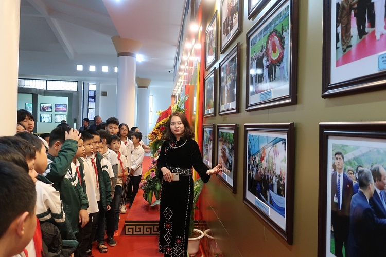 Photos on DPRK leader Kim Jong-un displayed in Lang Son province