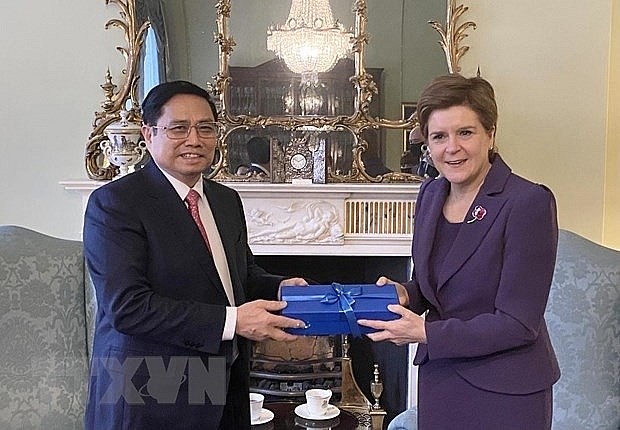 First Minister of Scotland Nicola Sturgeon (R) presents a gift to Prime Minister Pham Minh Chinh at their meeting on October 31 (Photo: VNA)