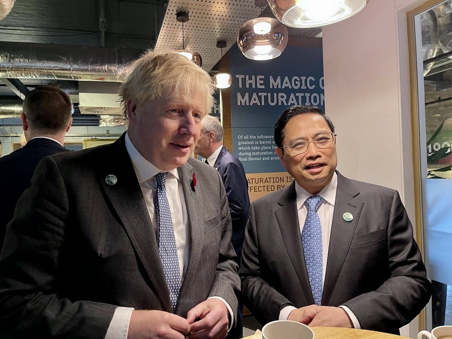 Prime Minister Pham Minh Chinh (right) and British Prime Minister Boris Johnson