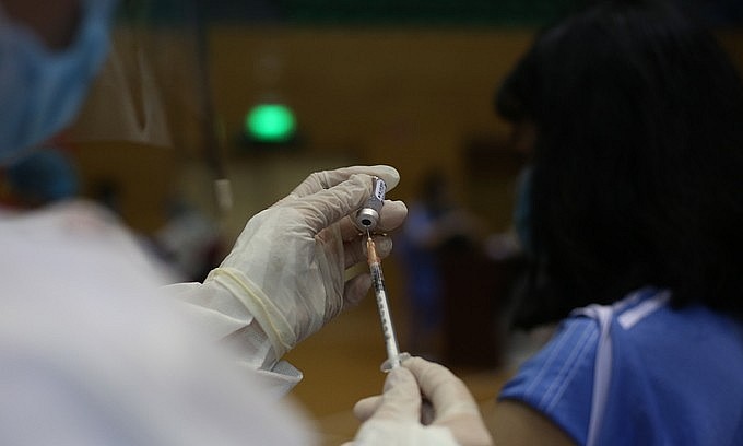 A health worker prepares a Covid-19 vaccine shot in Da Nang, November 2, 2021. Photo by VnExpress