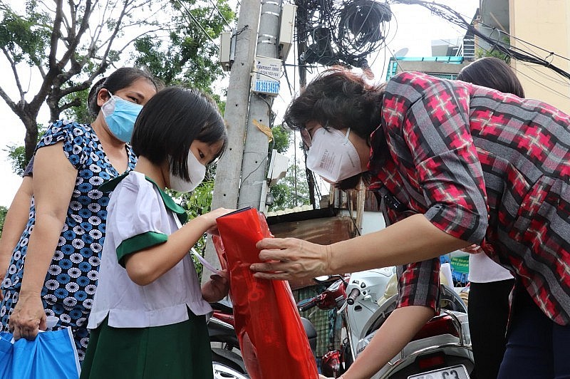 Chủ tịch Ủy ban Mặt trận Tổ quốc Việt Nam TP Hồ Chí Minh tặng quà cho trẻ em mồ côi do COVID-19.