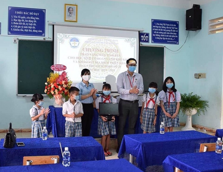 dong nai union of friendship organisations gifts computers to needy children