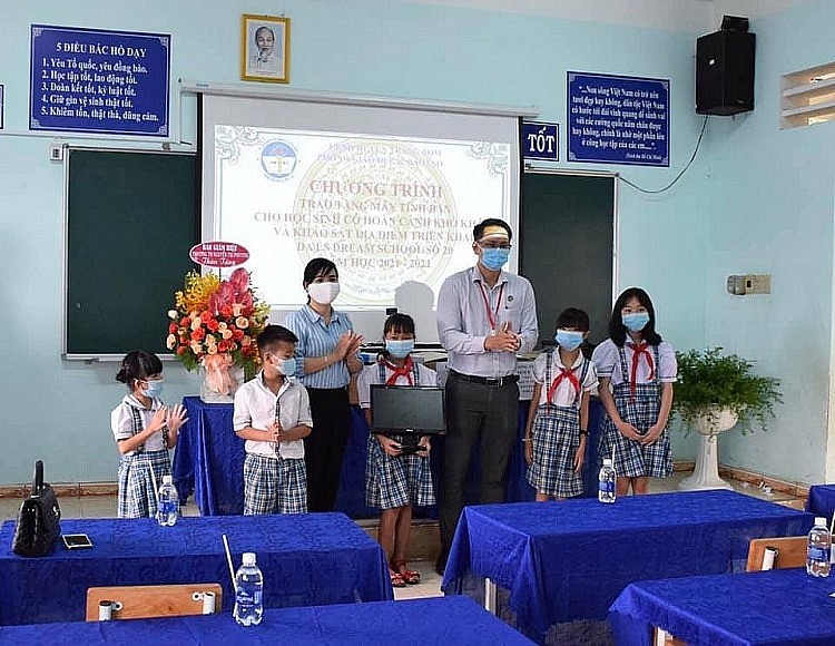 Dong Nai Union of Friendship Organisations Gifts Computers to Needy Children