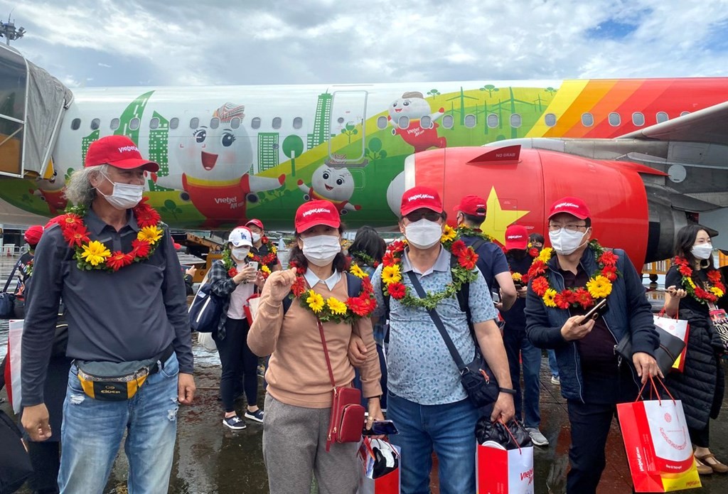 vietnam welcomes first foreign visitors with vaccine passports