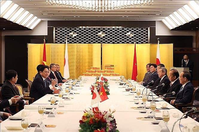 Prime Minister Pham Minh Chinh meets with former Japanese Prime Minister Suga Yoshihide and President of the Japan–Viet Nam Parliamentary Friendship Union Nikai Toshihiro, Tokyo, Japan, November 23, 2021. Photo: VGP
