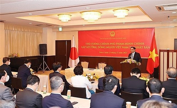 Prime Minister Pham Minh Chinh meets with representatives of the Vietnamese community in Japan on November 23 night as part of his official visit to the country. (Photo: VNA)