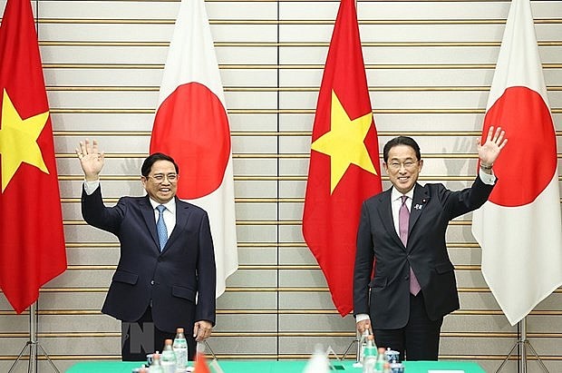 Prime Minister Pham Minh Chinh (left) and his Japanese counterpart Kishida Fumio. (Photo: VNA