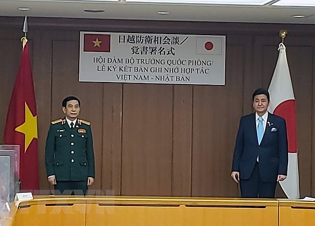 Vietnamese Minister of National Defence Gen. Phan Van Giang (left) and his Japanese counterpart Kishi Nobuo. (Photo: VNA)