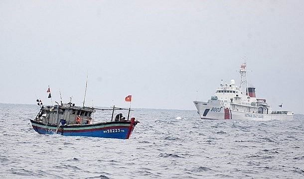 A Vietnamese Coast Guard vessel monitors fishing vessels in the waters adjacent to the Gulf of Tonkin demarcation line. (Photo: VNA)