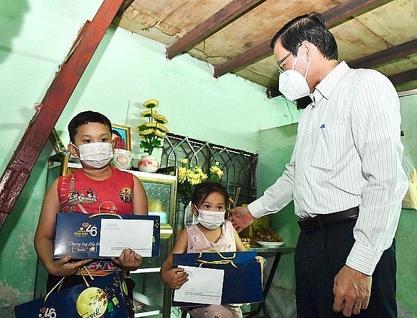 Kids orphaned by Covid-19 in Ho Chi Minh City receive gifts.
