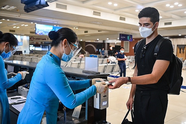 A passenger at the Noi Bai Airport, Hanoi, October 2021. Photo by VnExpress/