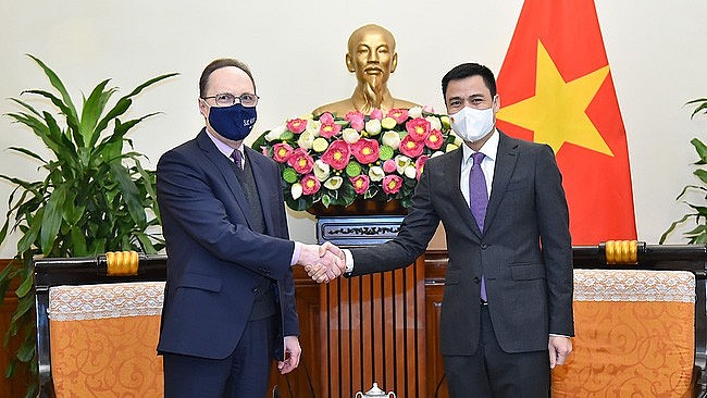 Deputy Foreign Minister Dang Hoang Giang (R) meets with Russian Ambassador to Vietnam Gennady S. Bezdetko (Photo: baoquocte.vn)