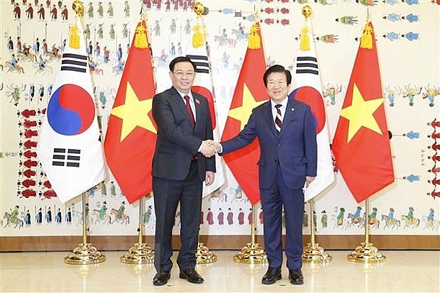 Chairman of the National Assembly Vuong Dinh Hue shakes hands with Speaker of the Republic of Korea’s National Assembly Park Byeong-seug, Seoul, the Republic of Korea, December 13, 2021.