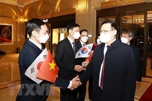 Chairman of the National Assembly Vuong Dinh Hue and a high-ranking delegation of the Vietnamese legislature arrived at Incheon International Airport in Seoul on December 12 afternoon. (Photo: VNA)