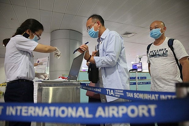 Passengers at HCM City's Tan Son Nhat airport (Photo: suckhoedoisong.vn)