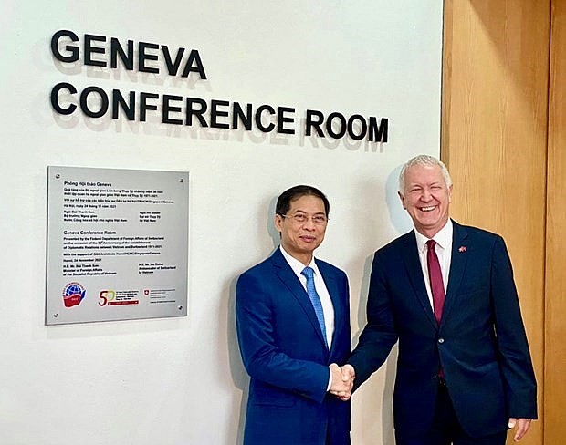 Swiss Ambassador to Vietnam Ivo Sieber (R) and Vietnamese Foreign Minister Bui Thanh Son at Geneva Conference Room. (Photo: VNA)